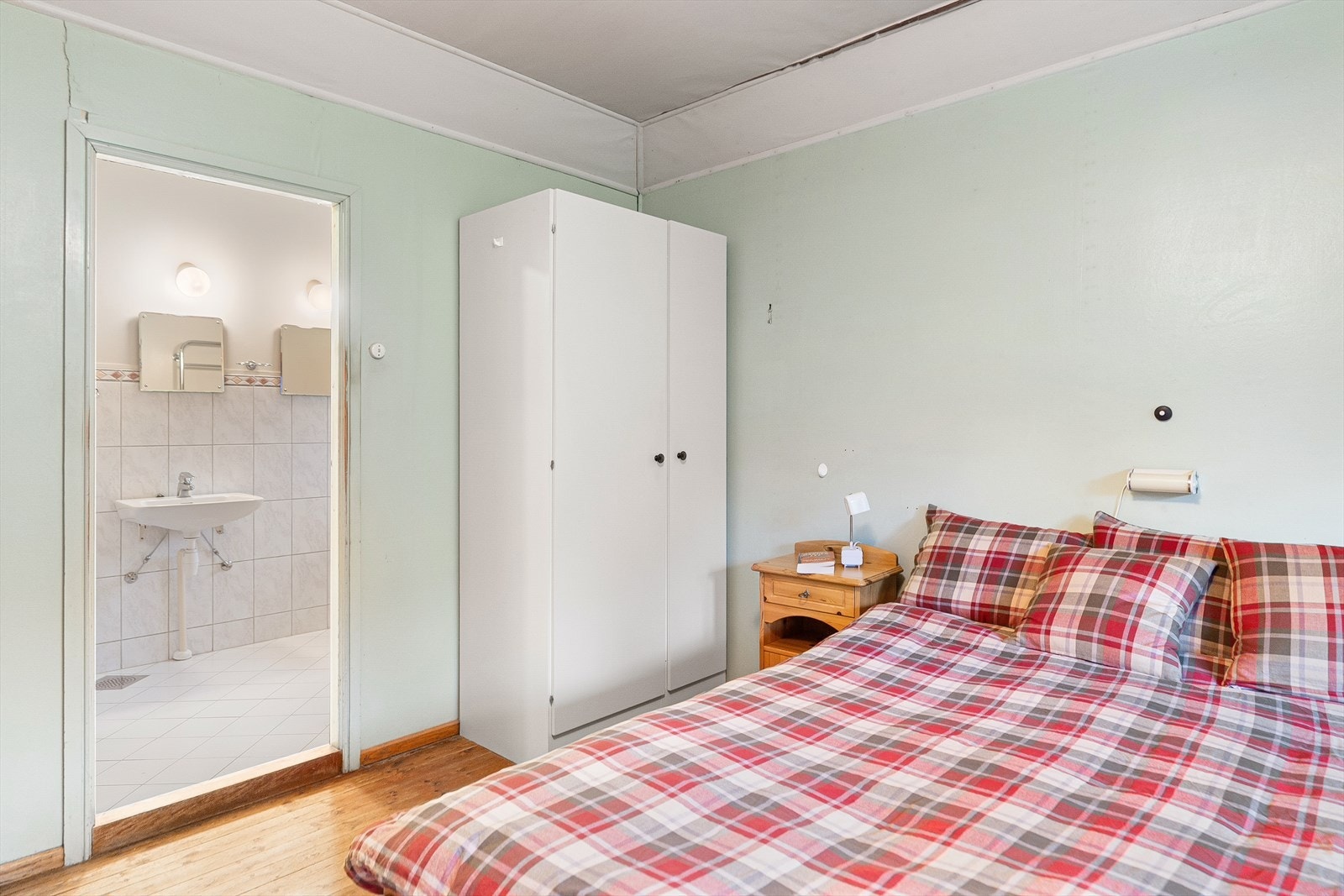 Privat inngang fra soverom til badet Galleribilde