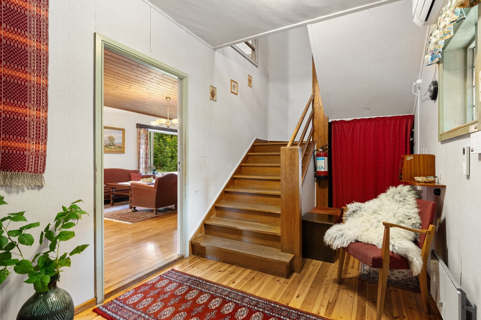 Entré/trapperom har god plass til oppbevaring Galleribilde