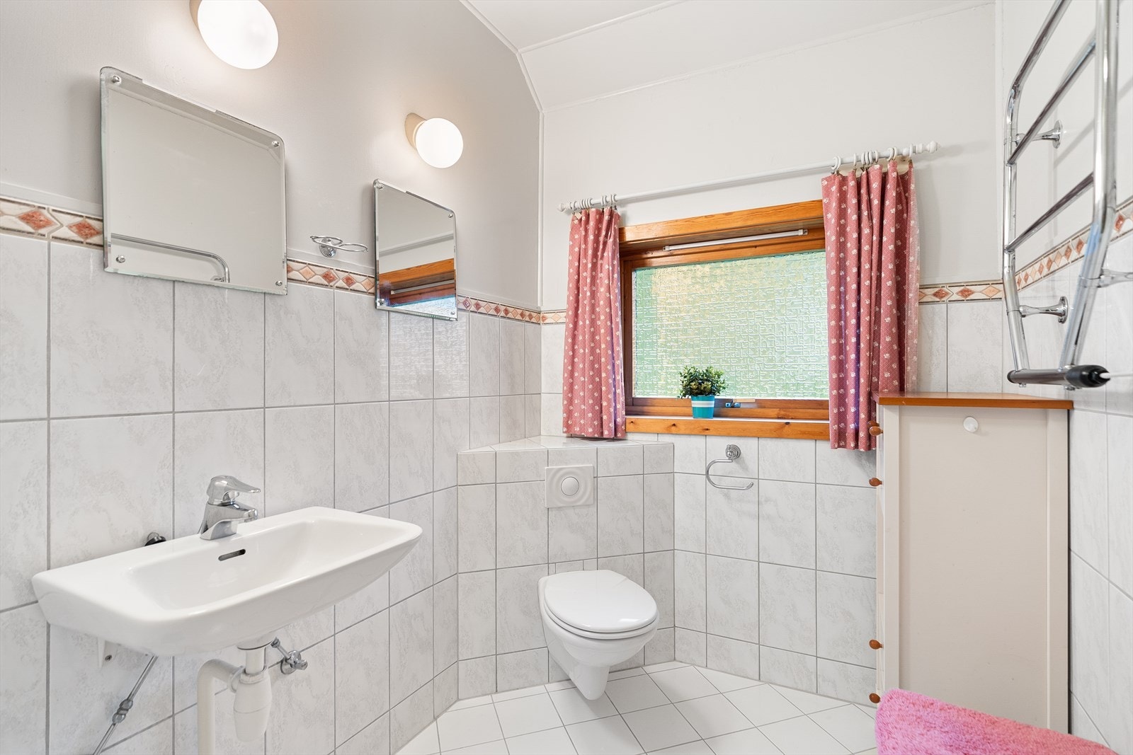 På badet er innvendige vegger med malte flater og fliser Galleribilde
