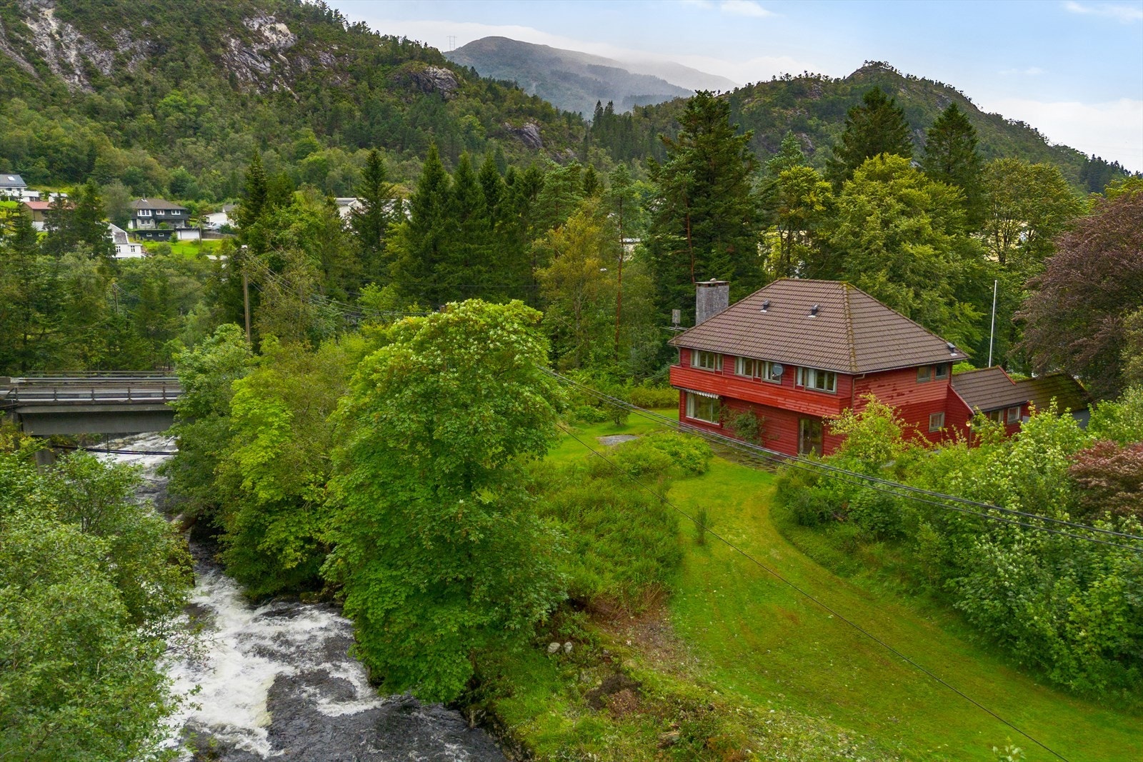 Dette er en perfekt bolig for deg som ser etter en stor og romslig bolig i naturskjønne omgivelser. Galleribilde