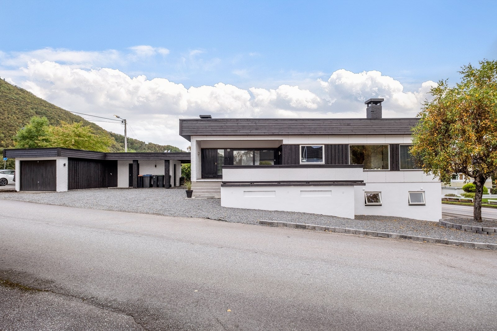 God plass til parkering på tomten og i garasjen Galleribilde