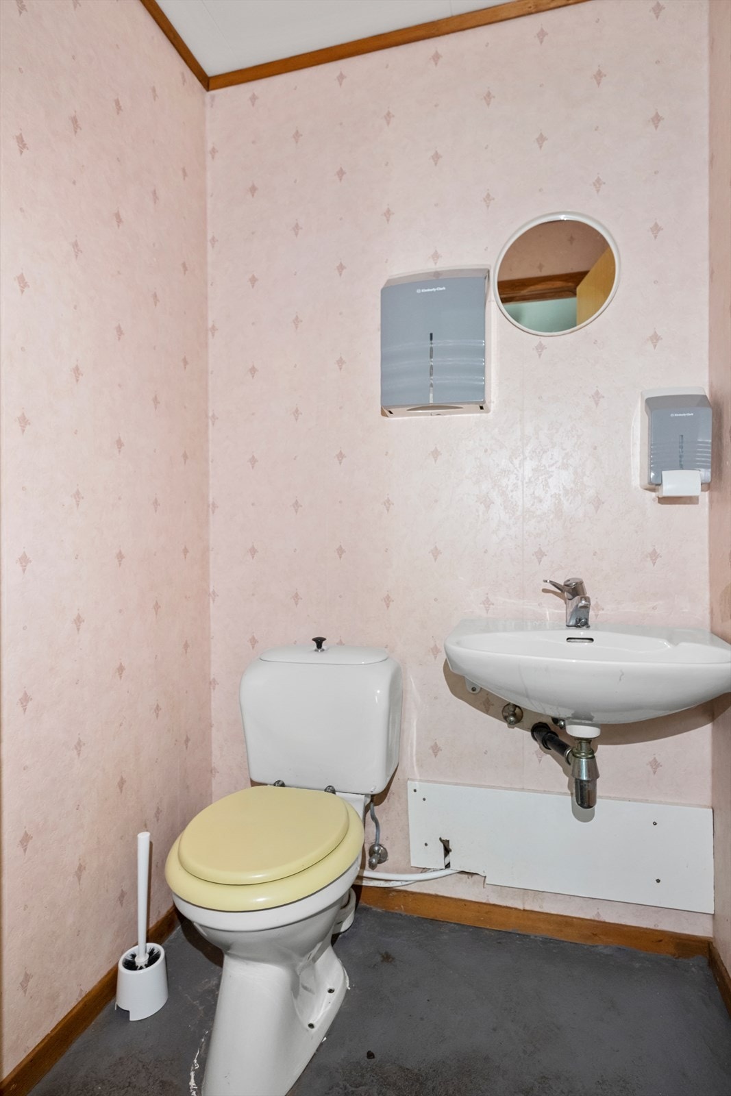 Toalettrommet i underetasje er innredet i del av en tidligere bod Galleribilde