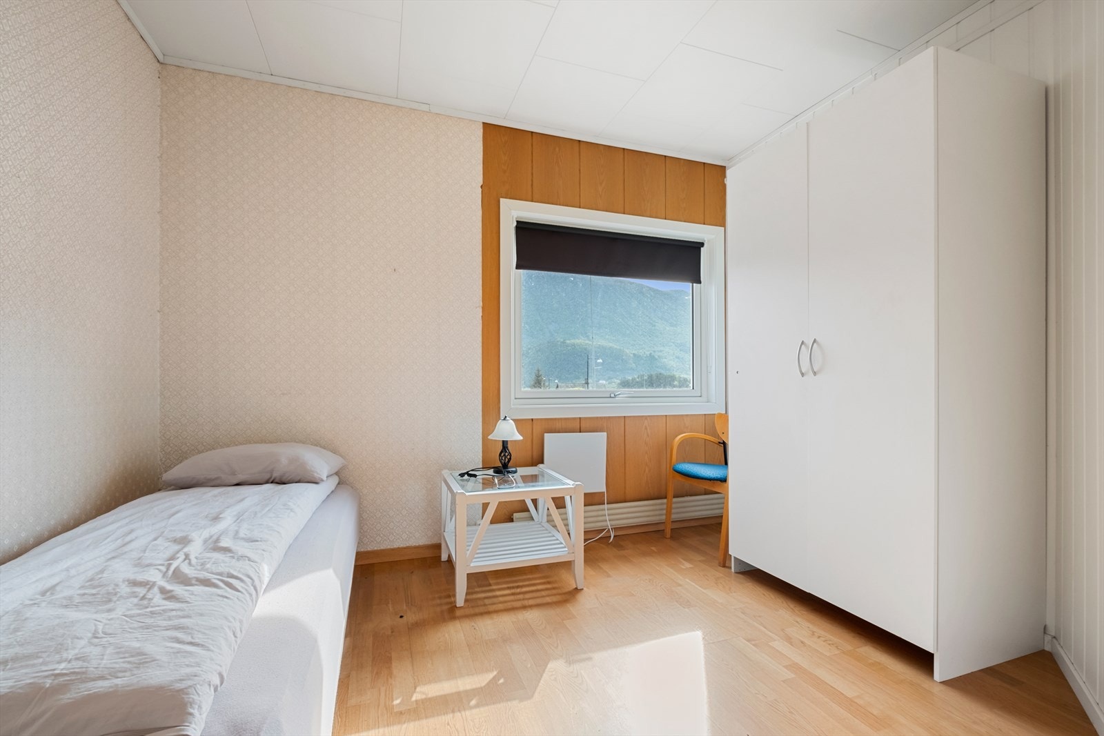 Soverom nummer 1 i første etasje (dette rommet er opprinnelig en del av stue og soverom 2) Galleribilde