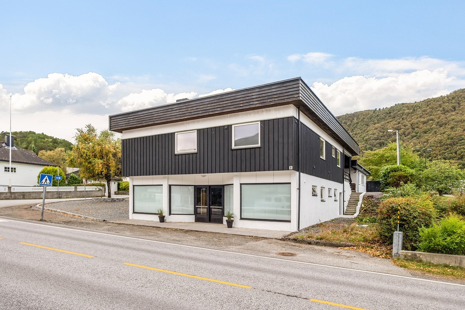 Underetasjen har tidligere vært utleid både som hybler og kontorlokale i sin tid Galleribilde