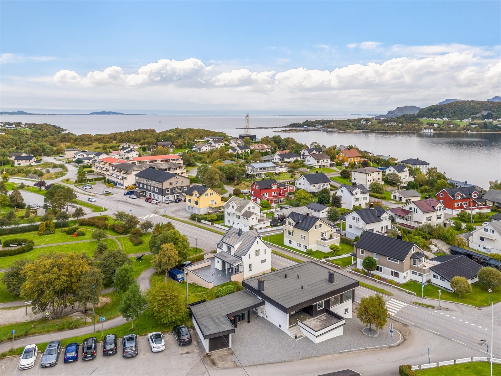 Romslig enebolig med sentral beliggenhet i Brattvåg Galleribilde