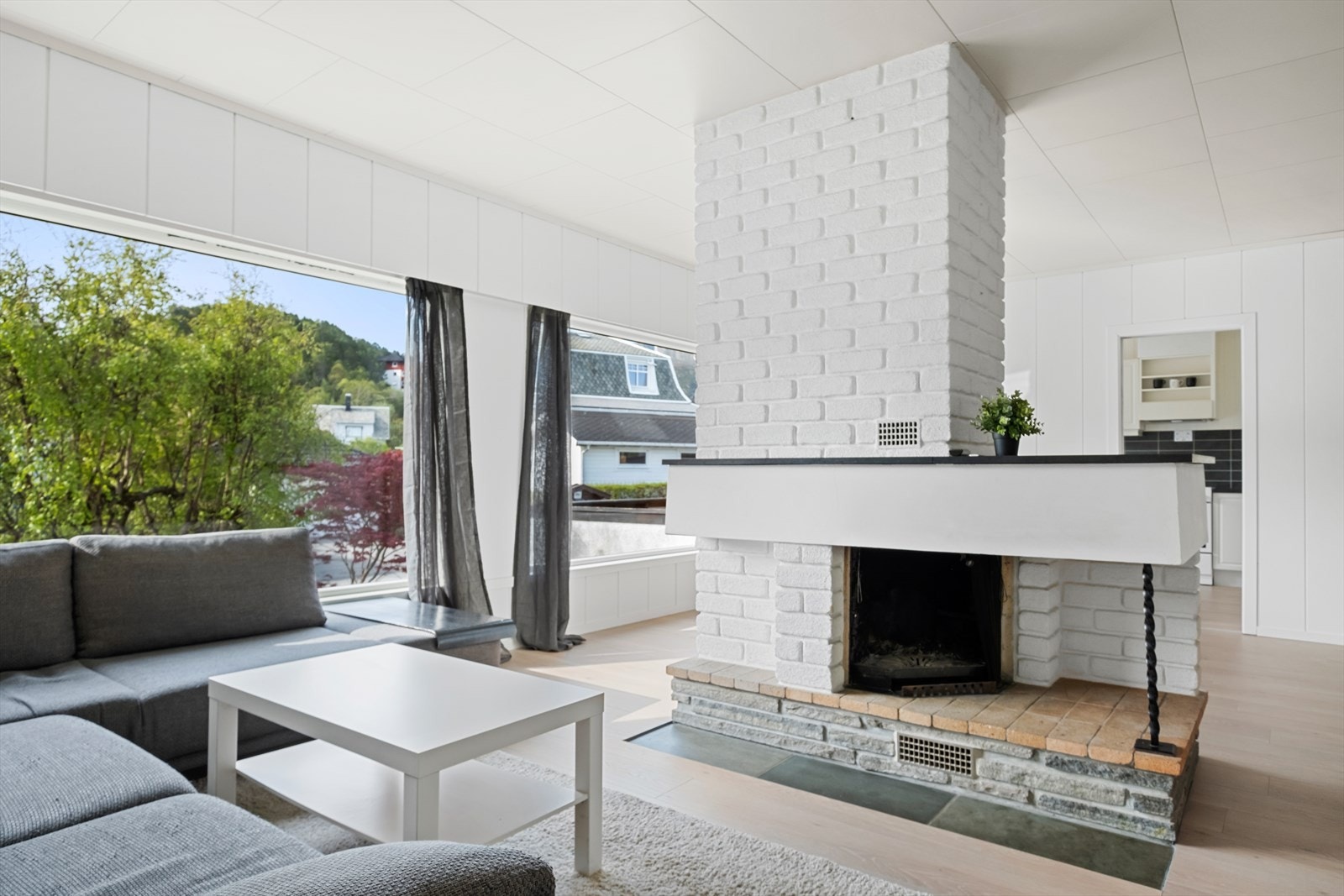 Store vindu som gir naturlig godt lysinnslipp til stuen Galleribilde