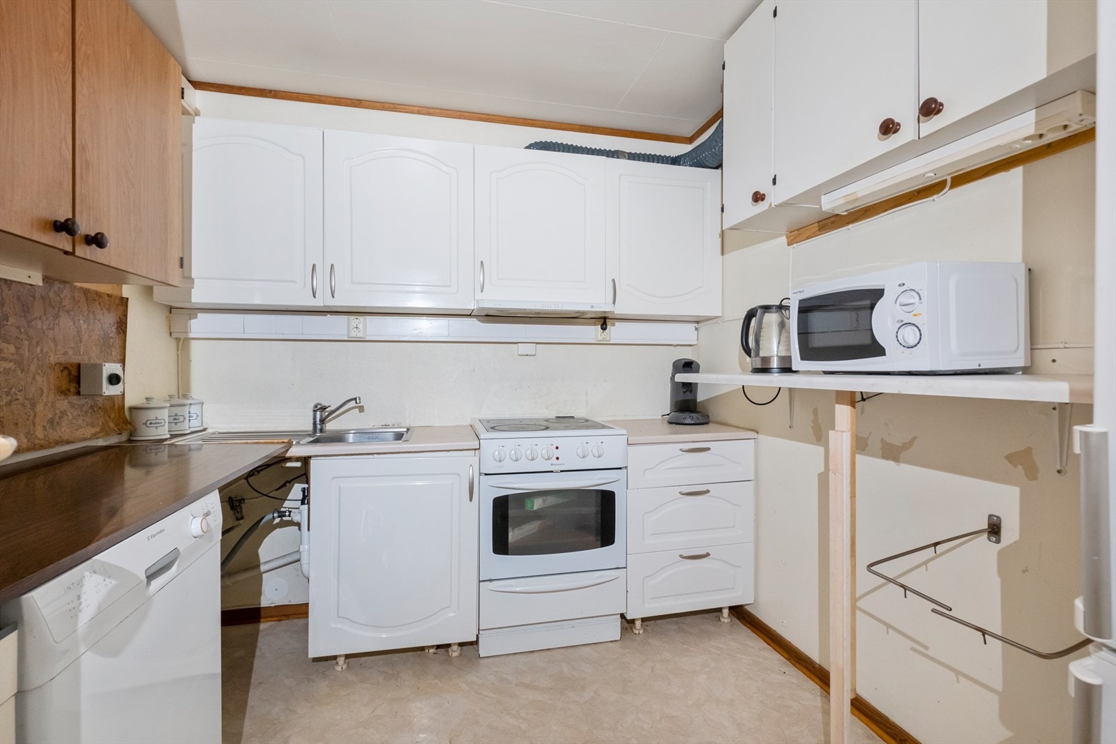 Kjøkken i underetasje er innredet i et en tidligere bod Galleribilde