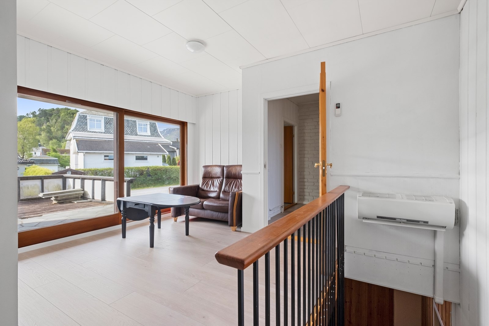 Her er det også plass til et spisebord for eksempel. Det er installert varmepumpe i boligen Galleribilde