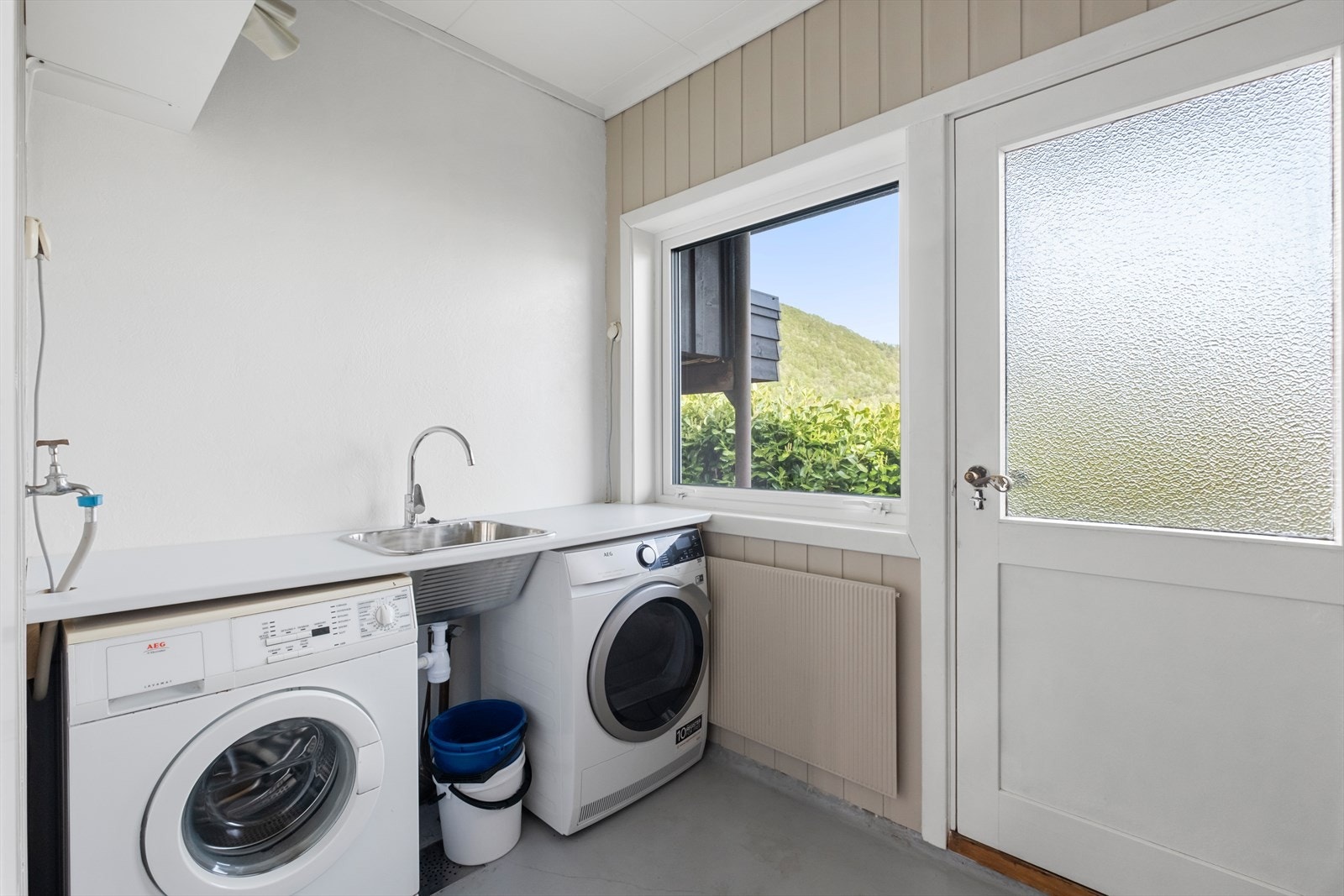 Vaskerom med dør ut Galleribilde