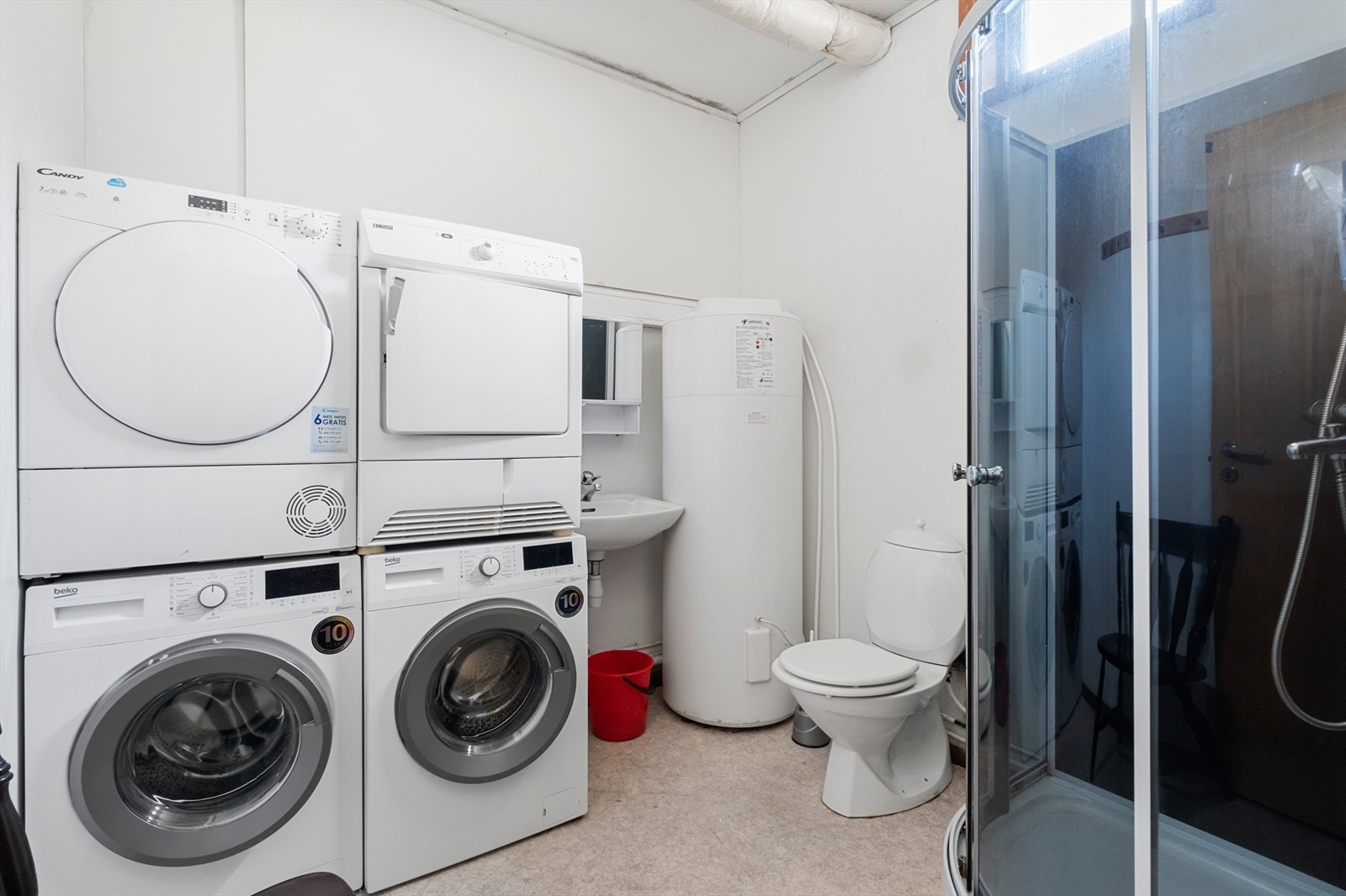 Bad/vaskerom i underetasje er innredet i en tidligere bod Galleribilde