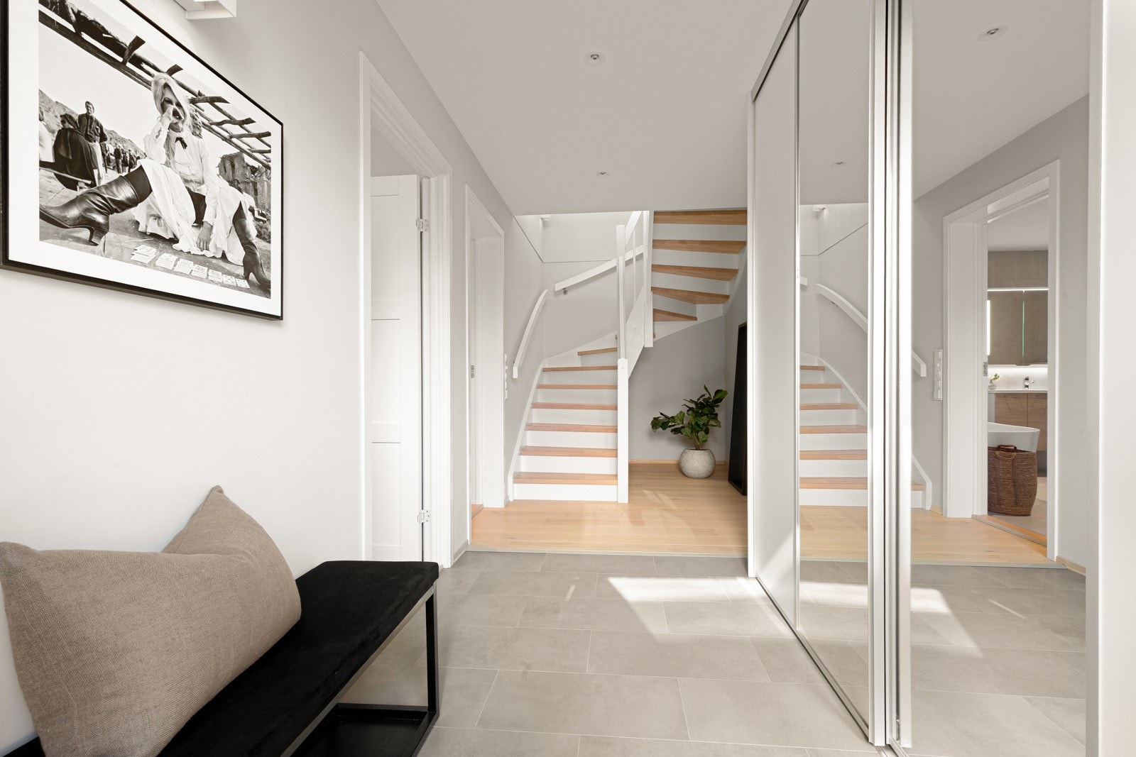 Det er en plassbygget garderobe fra Sigdal på 2,4m, som gir god oppbevaringsplass til yttertøy og sko. Galleribilde