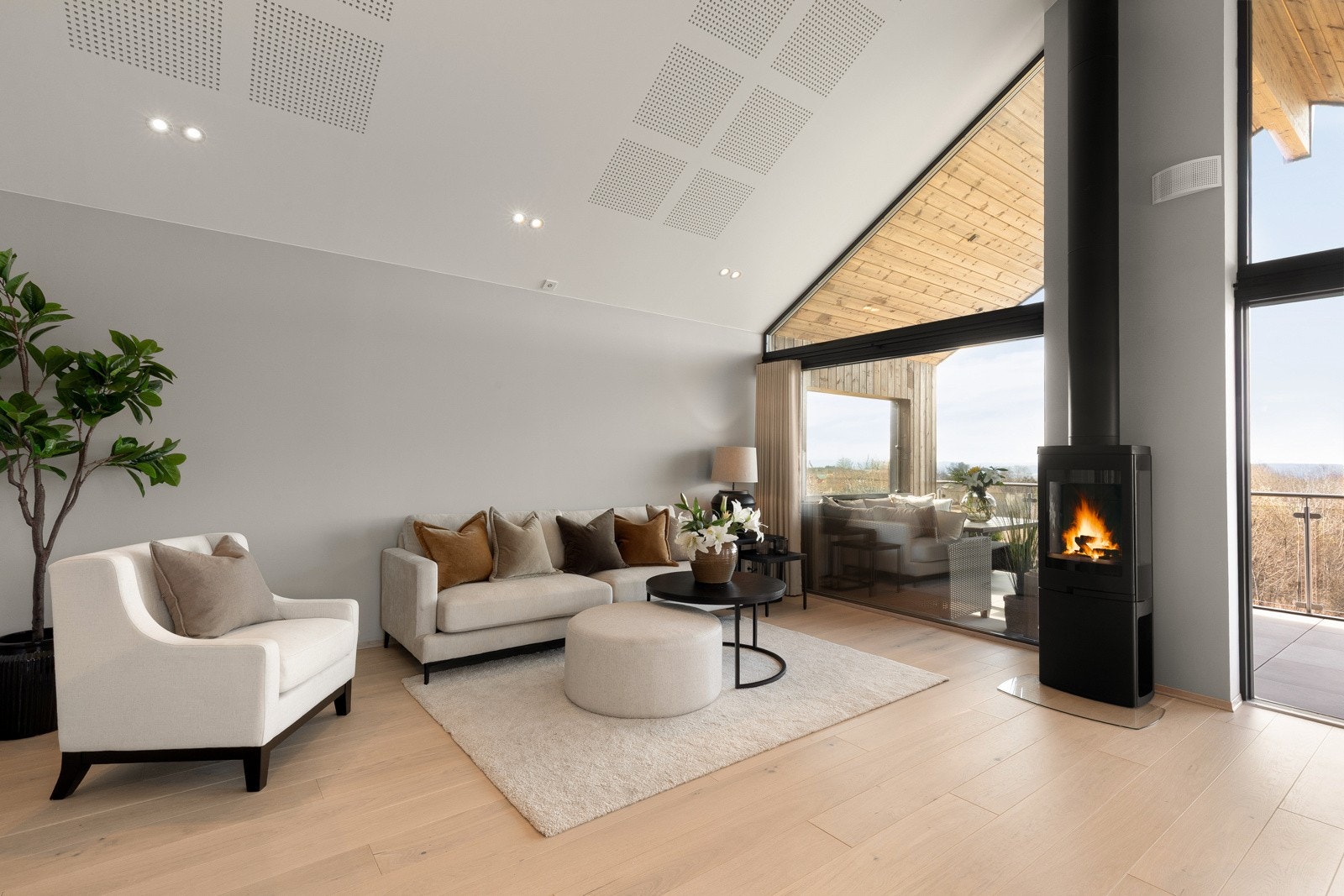 Med en elegant enstavs eikeparkett på gulvet og stilrene, malte overflater, fremstår stuen som både moderne og tidløs. Galleribilde