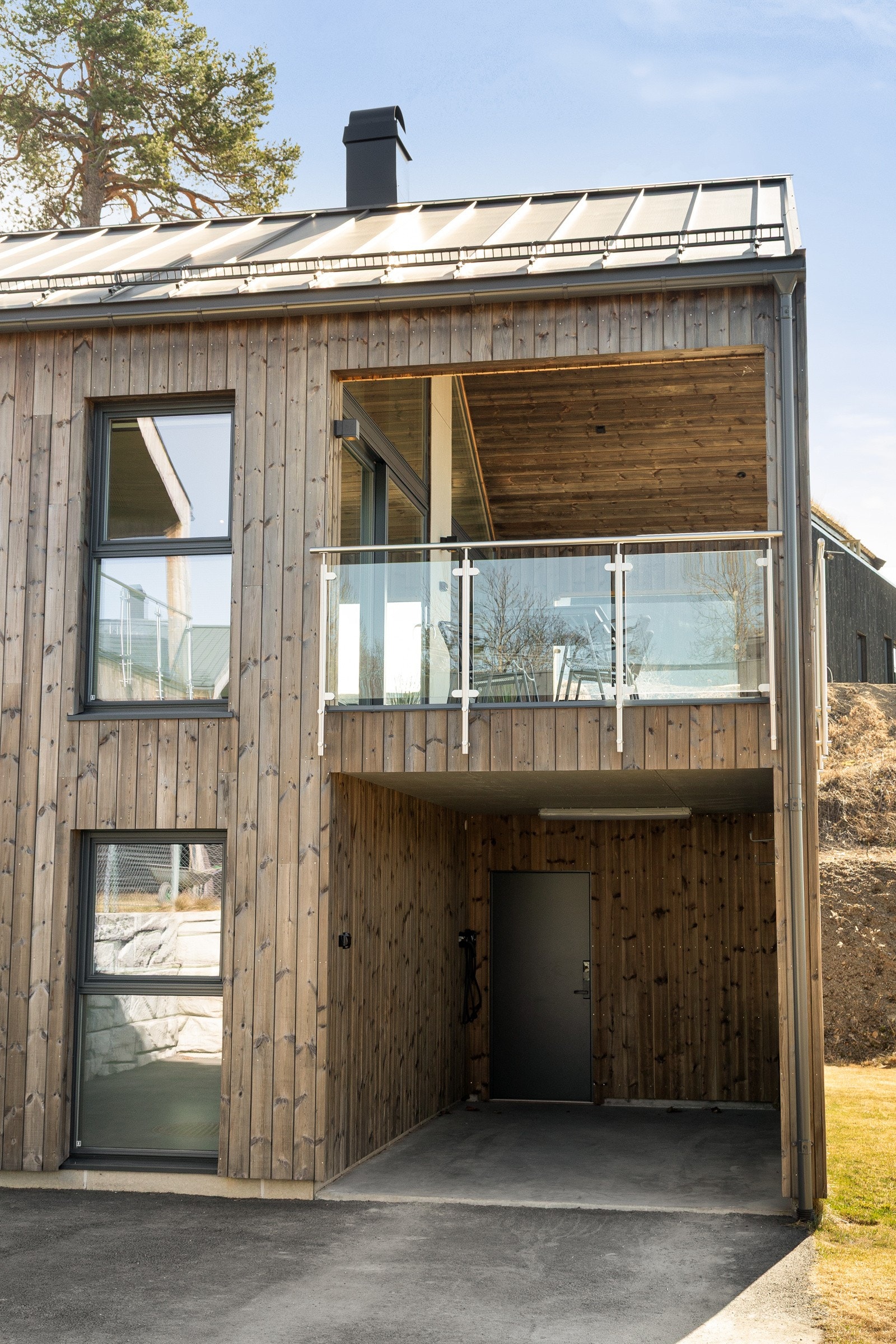Carport på 14 kvm med Elbillader Wallbox Pulsar Plus og inngang til sportsbod på 6. kvm. Galleribilde