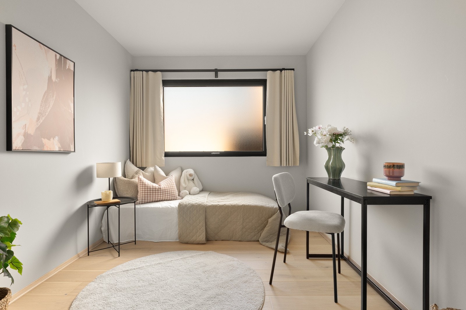 Hvert rom har plass til både seng, nattbord, garderobeløsning og skrivebord, slik at du kan skape et komfortabelt og funksjonelt rom for både hvile, arbeid og oppbevaring. Galleribilde