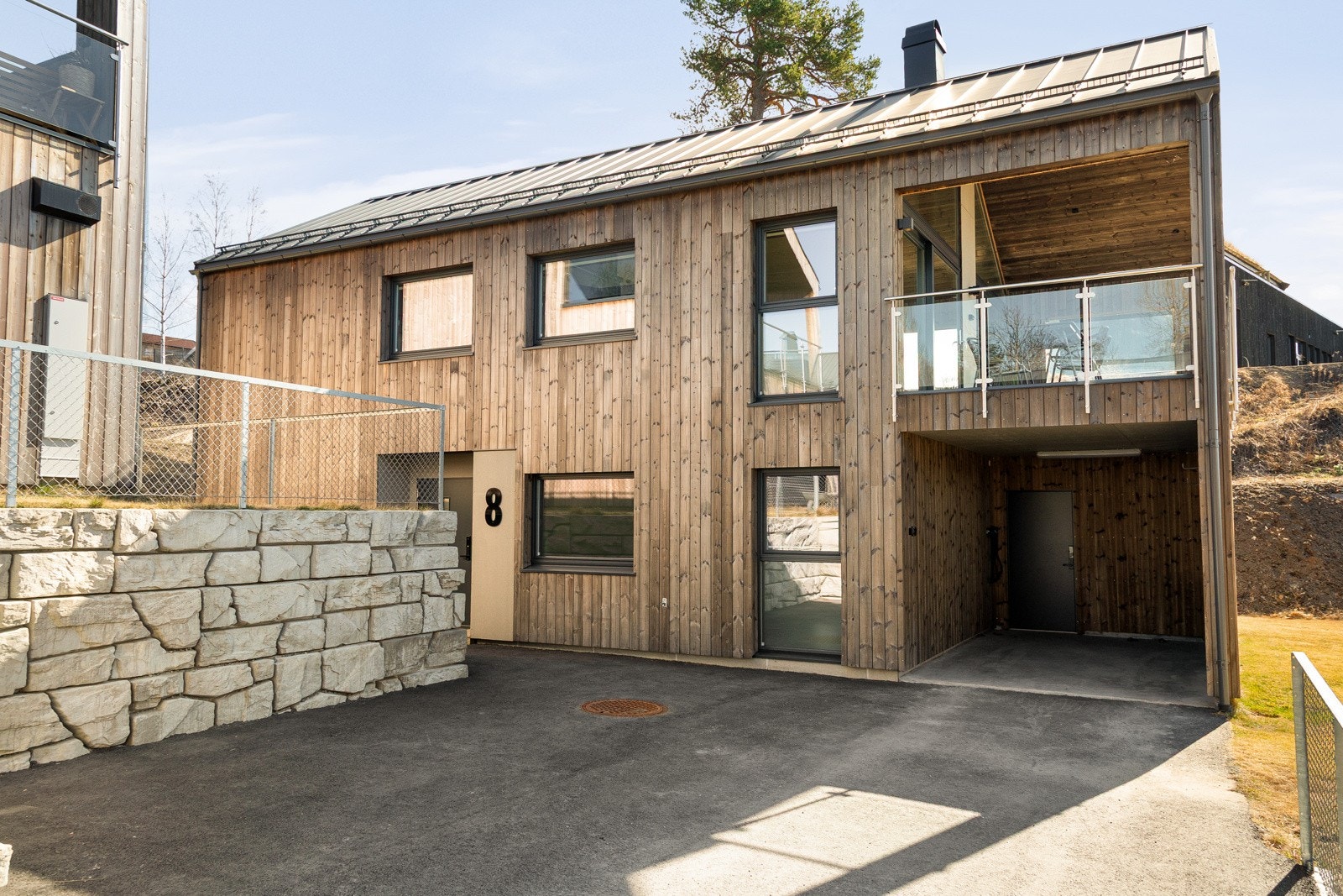 Boligen har bruksrett på tomt rundt bolig, der det er asfaltert gårdsplass med oppstillingsplass til biler, asfaltert gangbane til inngangsparti, samt hage med plen. Galleribilde