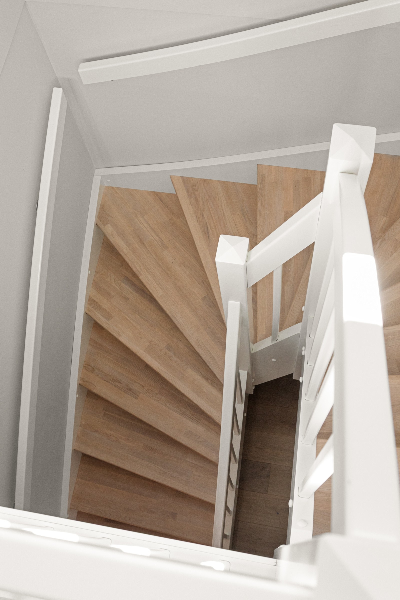 Den imponerende 180 svingtrappen i treverk har inntrinn i eik og er laget med rekkverk, vanger, opptrinn og håndøper i malt utførelse, som gir et elegant og tidløst preg. Galleribilde