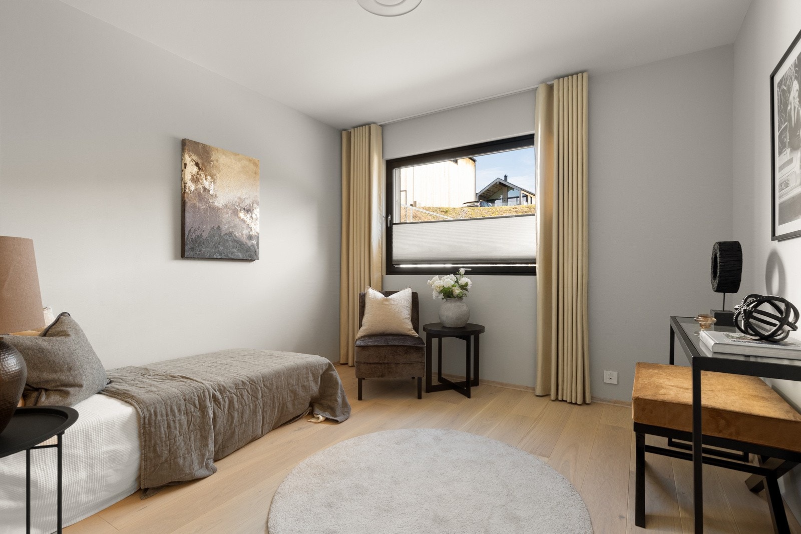 Soverommene er lyse og åpne, og har god plass til øvrig møblement, enten det er et ekstra skrivebord for hjemmekontor, bokhyller eller annet ønsket inventar. Galleribilde