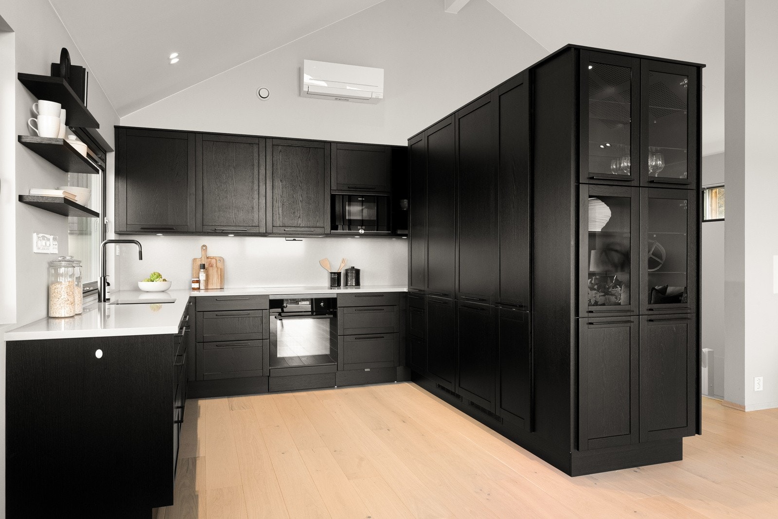 Integrerte hvitevarer fra anerkjente merker som Siemens, Electrolux og AEG gir både høy funksjonalitet og et elegant uttrykk. Galleribilde