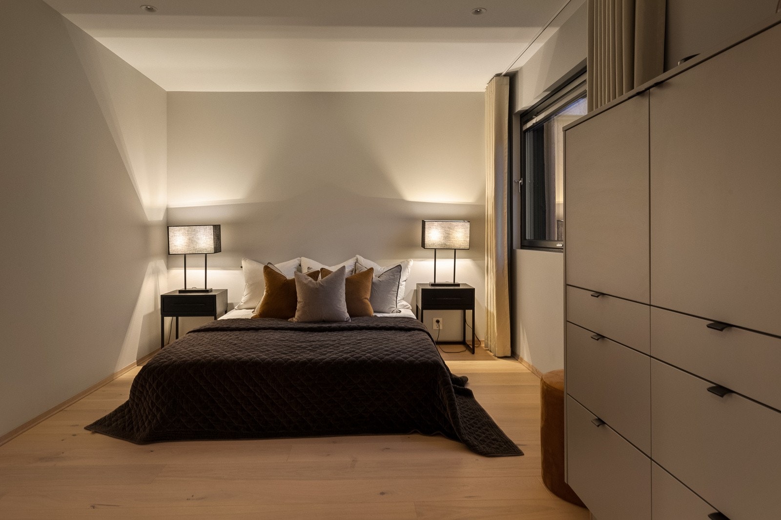 Stort hovedsoverom med plassbygget garderobe fra Sigdal på 1,6m, downlights og integrerte Sonos høyttalere i himling, samt inngang til eget bad. Galleribilde