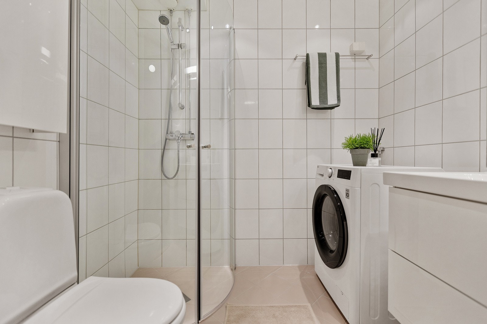 Pent, flislagt bad rehabilitert 2009/2010 i regi av sameiet. Galleribilde