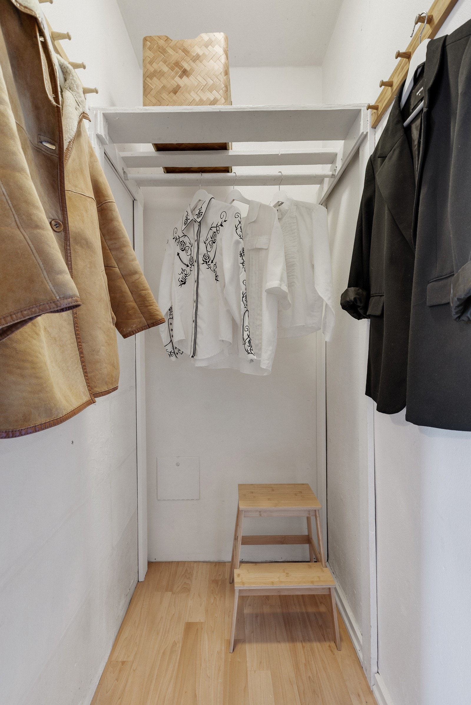 Det er også inngang til leilighetens walk-in closet hvor du har god lagringsplass. Galleribilde