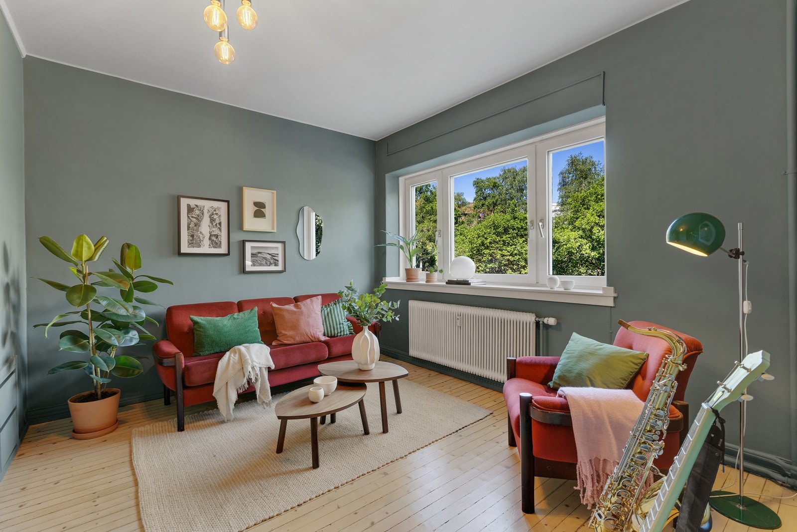 Lys og romslig stue med store vindusflater som gir gode innvendige lysforhold, og med hyggelig utsikt over frodige Bülow Hanssens plass. Galleribilde