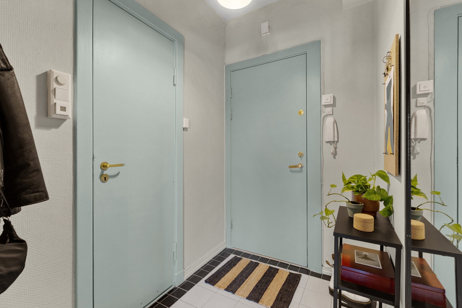 Når du entrer leiligheten får du umiddelbart et positivt inntrykk av den lyse og fine leiligheten med sin gode standard. Galleribilde