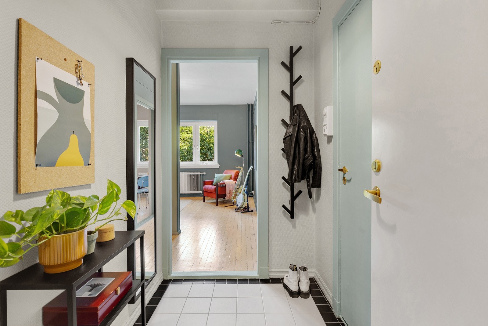 Du ønskes velkommen inn i en lys, innbydende og praktisk entré. Galleribilde