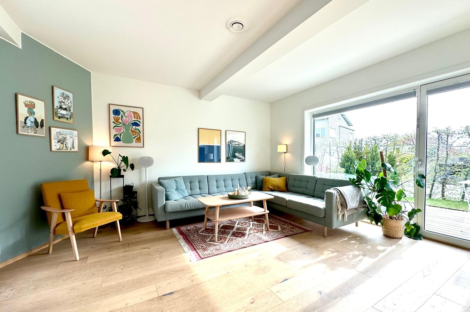Stue med utgang til markterrasse på forsiden av huset Galleribilde