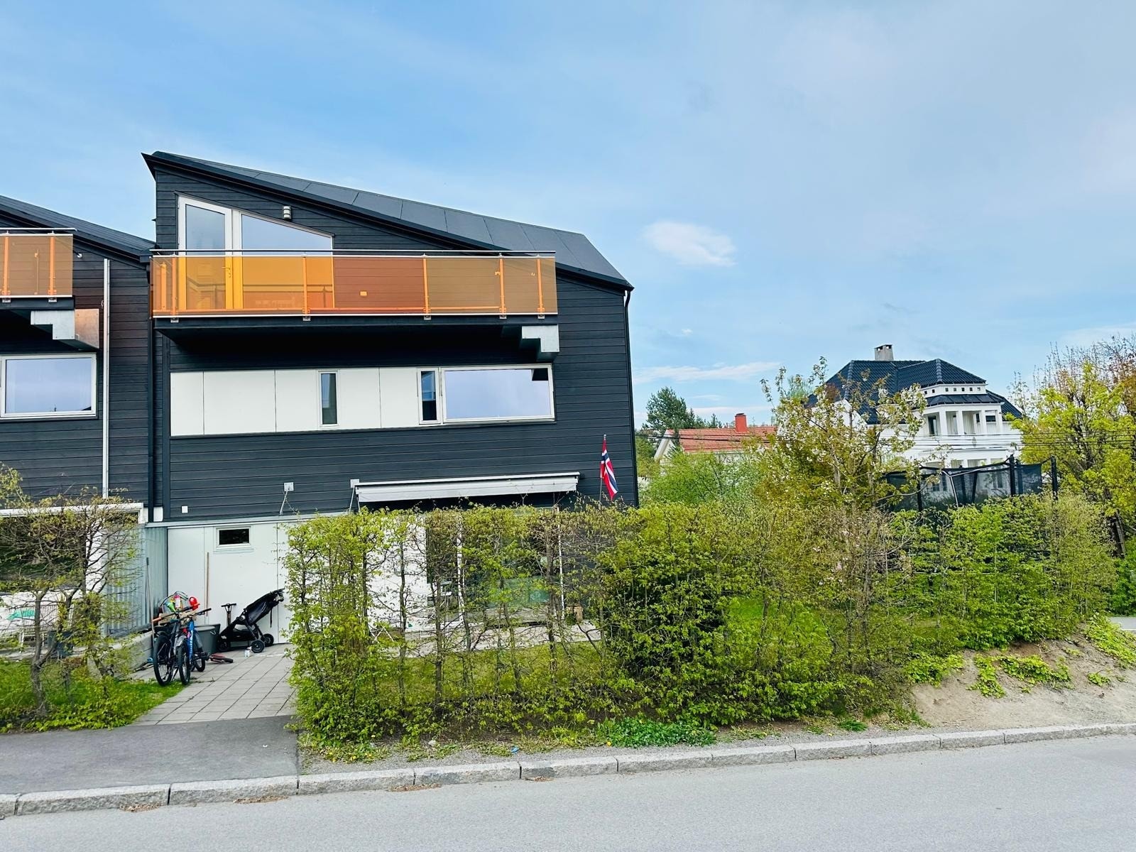 Enderekkehus fra 2014 med to terrasser, hage og balkong Galleribilde