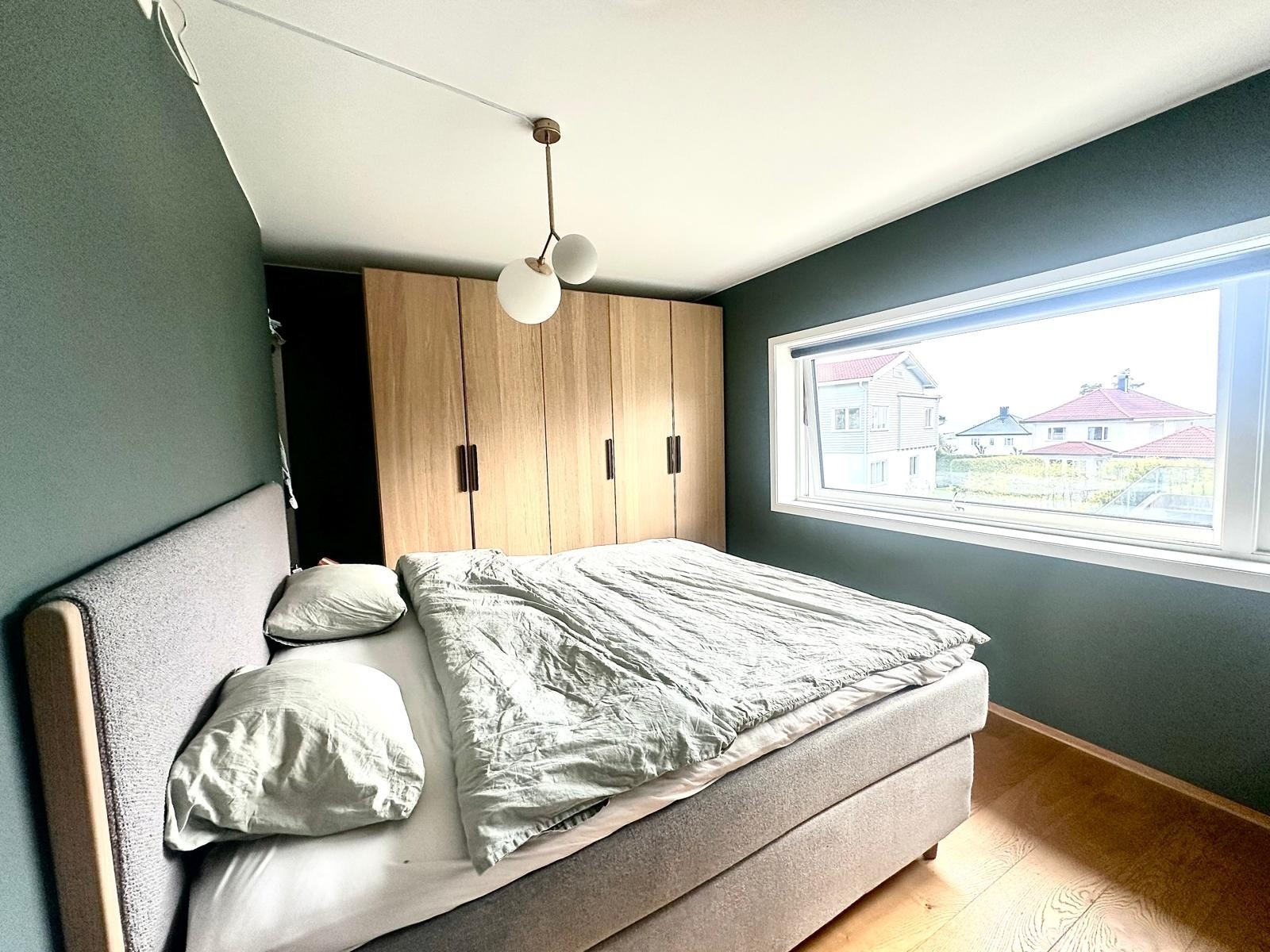Hovedsoverom i 2. etg. Godt med skapplass. Galleribilde