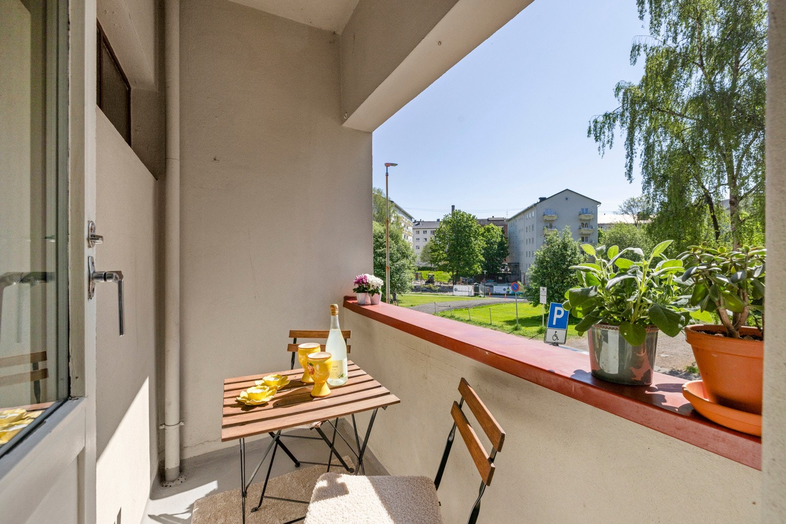 Solrik usjenert balkong med utsyn mot Ilaparken Galleribilde