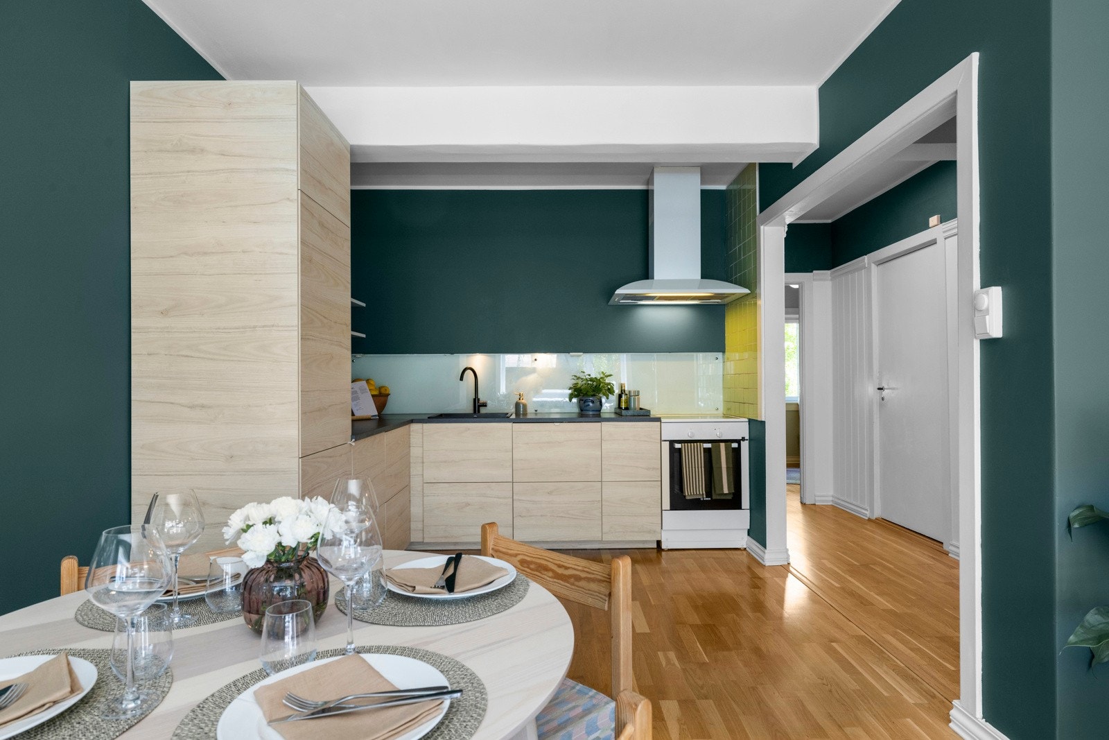 Kjøkkenet er nytt i 2024 og har integrerte hvitevarer. Galleribilde