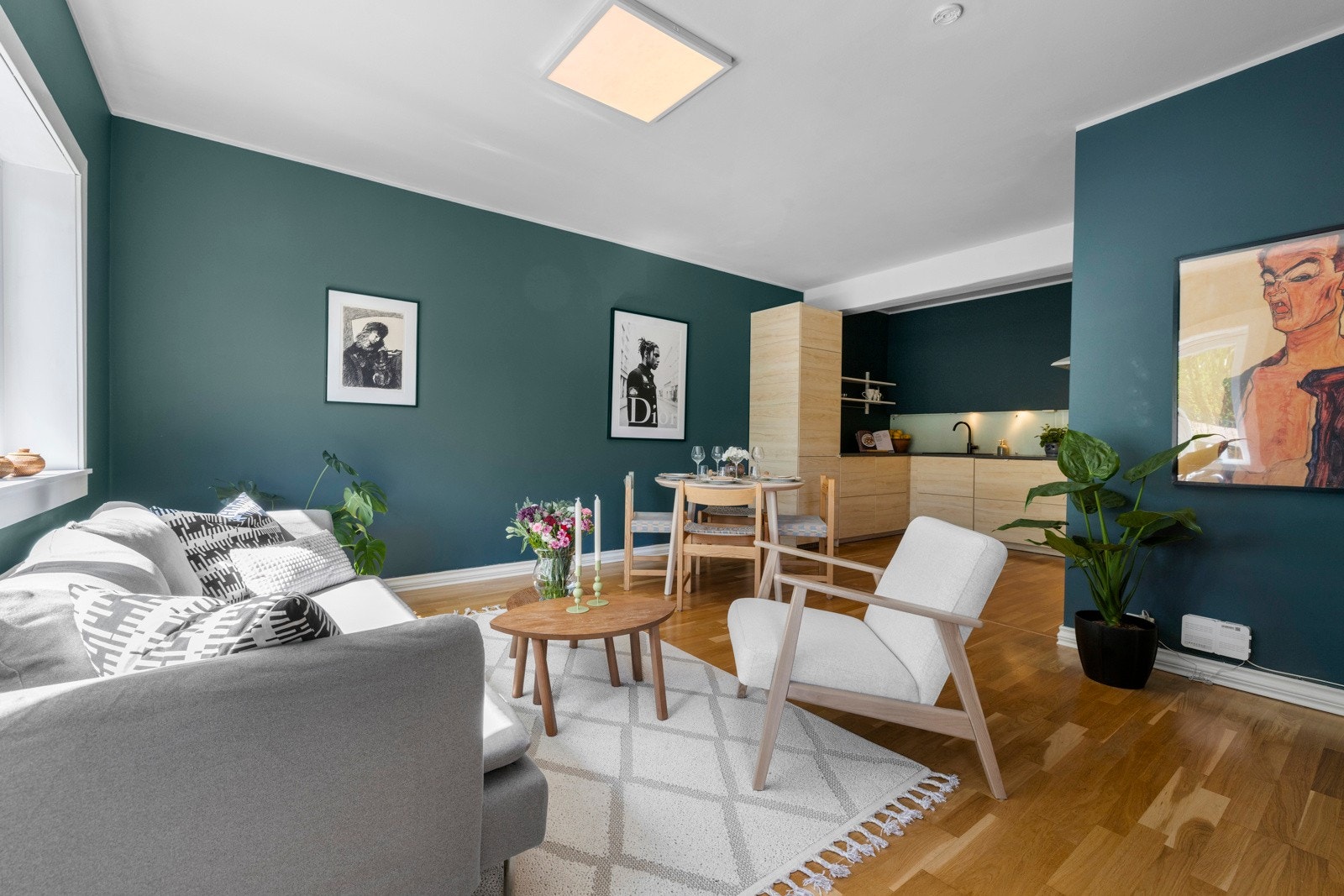 Romslig stue & kjøkken i åpen løsning Galleribilde