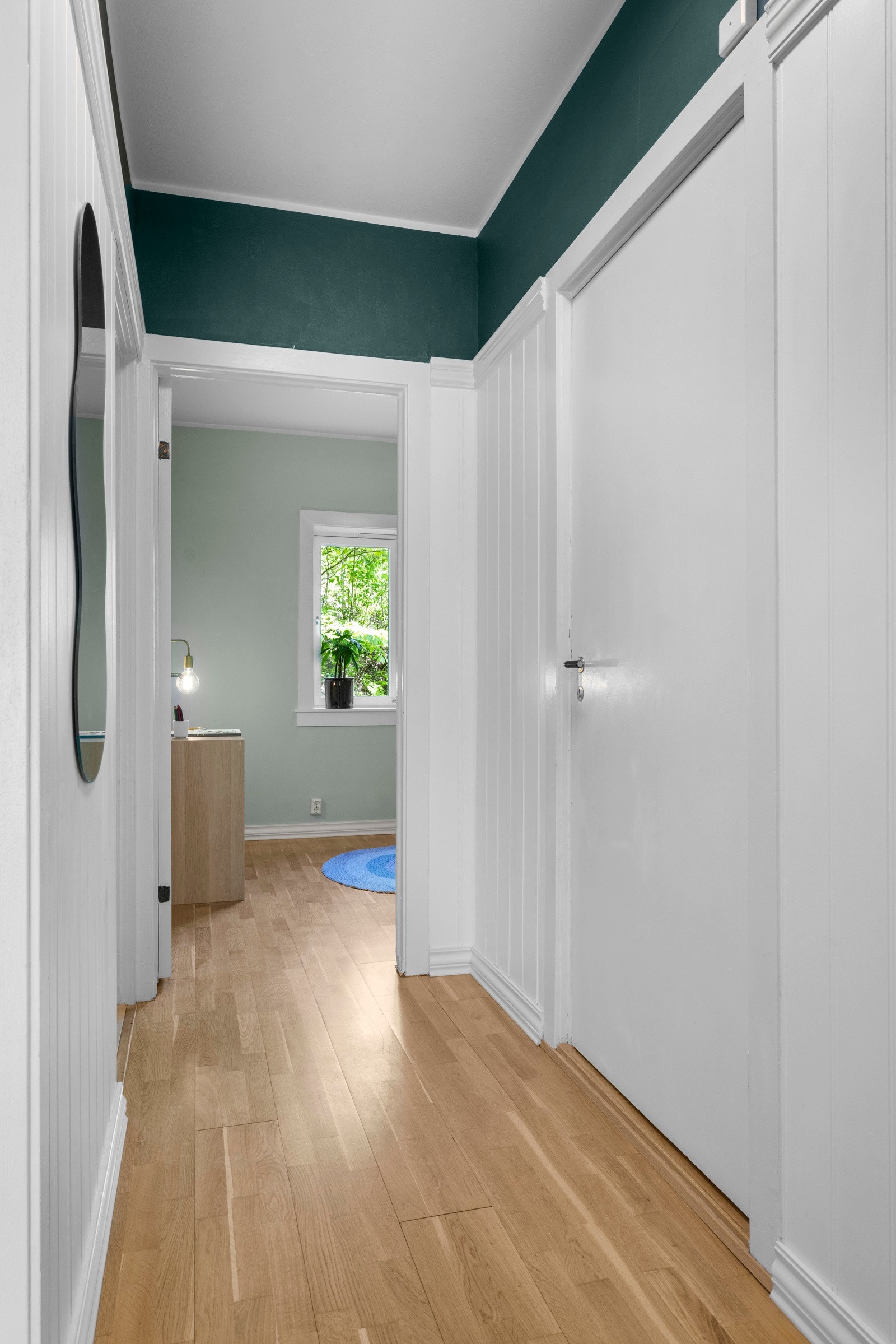 Romslig entré, med god plass til jakker og sko Galleribilde