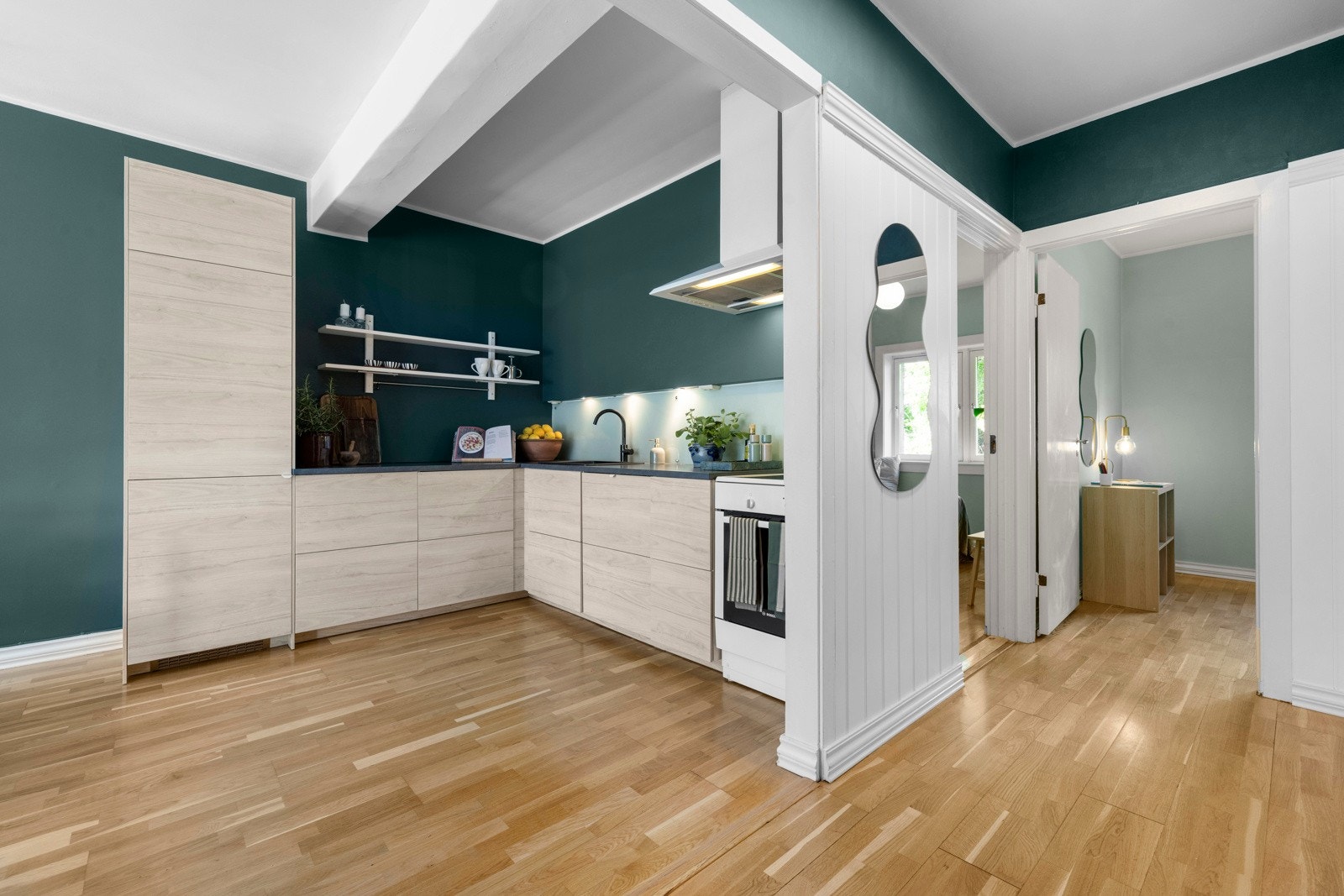 Kjøkken mot gangen Galleribilde