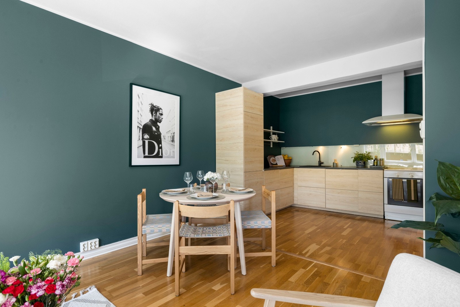 Kjøkken & spiseplass. Galleribilde