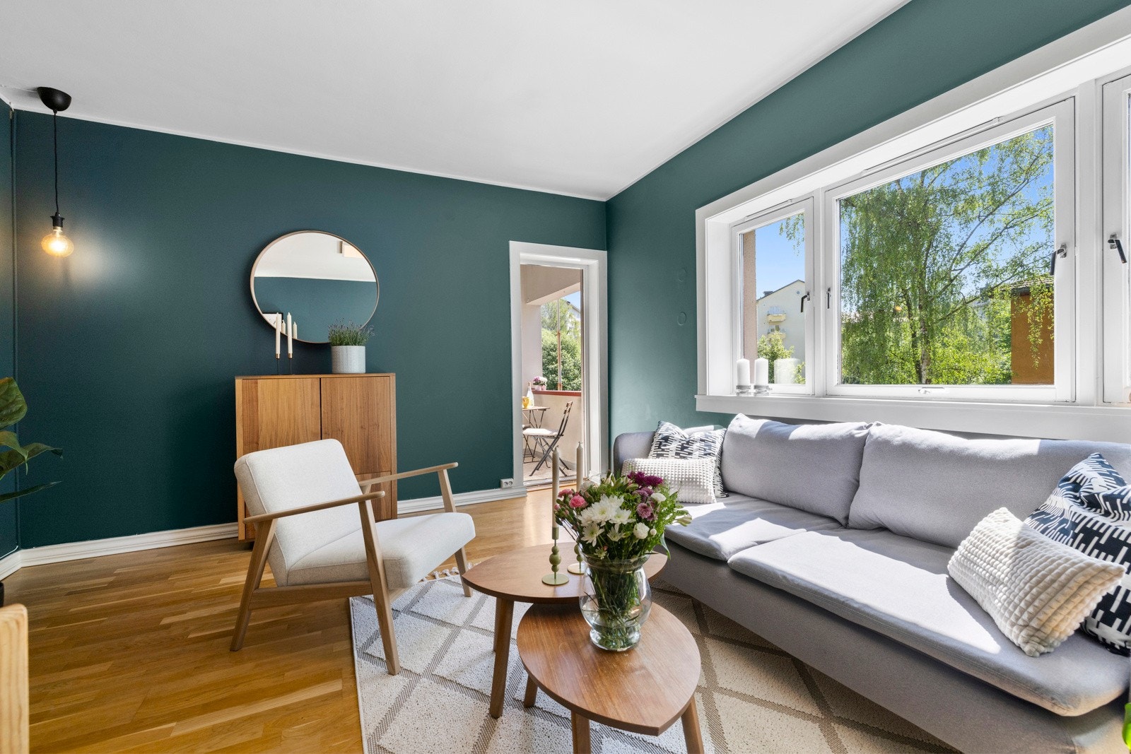 Lys og lekker stue med god plass til møblement Galleribilde