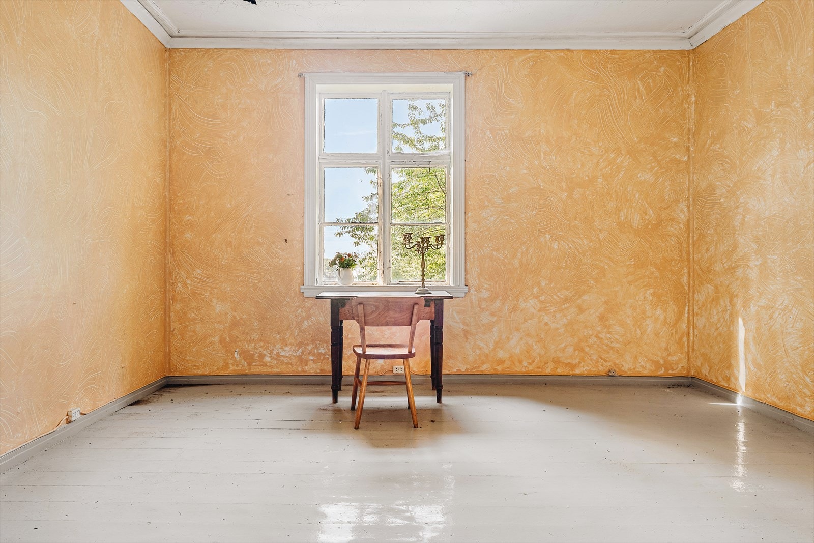 Huset ble oppført rundt 1860 og bærer preg av sin alder, behov for rehabilitering og kjærlighet. Galleribilde