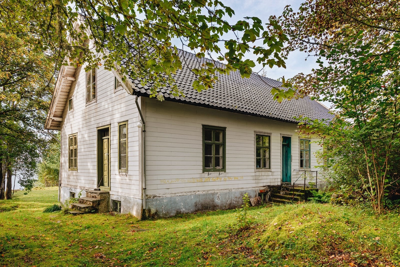 Velkommen til Slettenvegen 117 - en eiendom med en sjelden kombinasjon av historie, sjel og spektakulær beliggenhet Galleribilde
