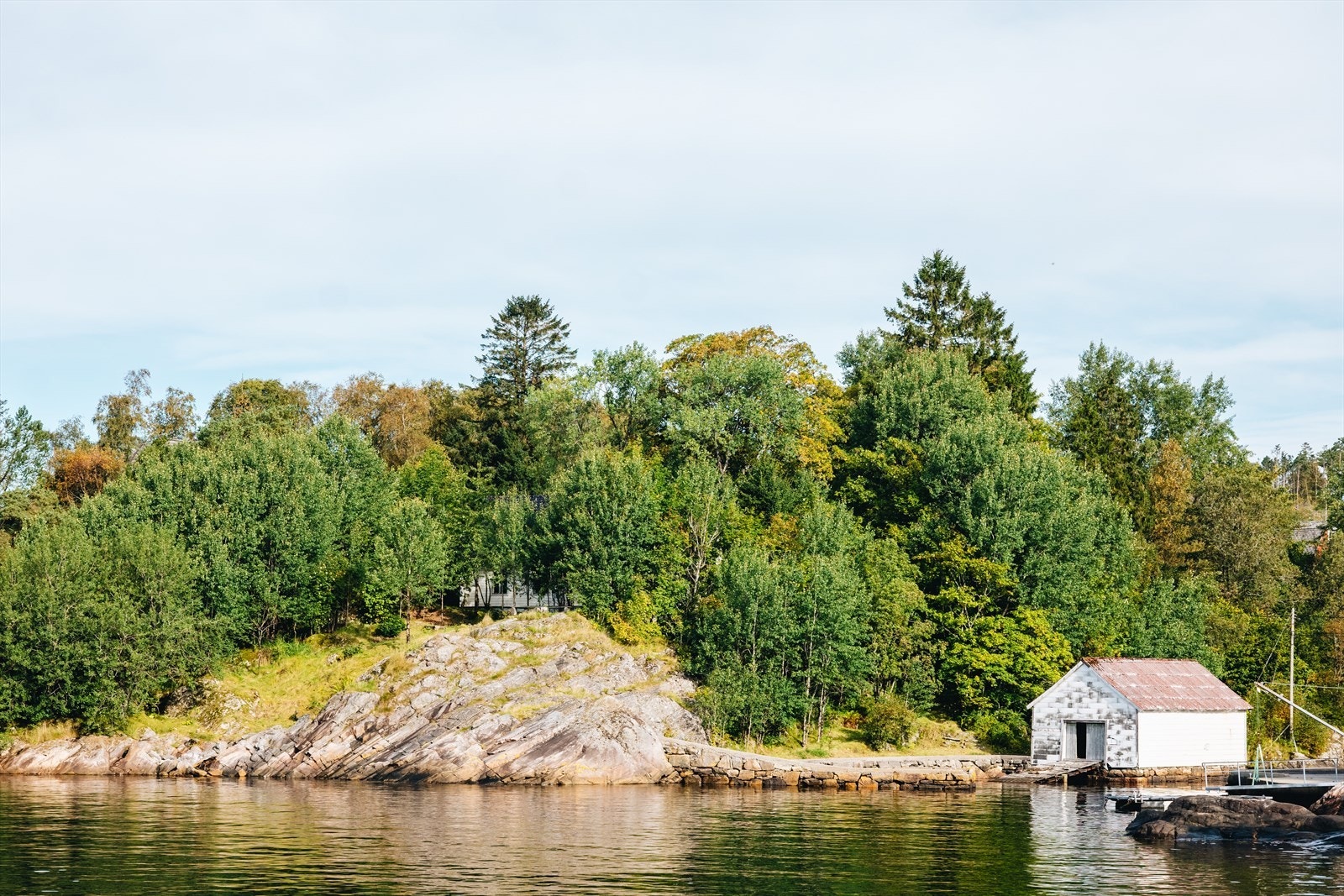 Naust med molo like nedenfor boligen - meget skjermet og lun plass Galleribilde