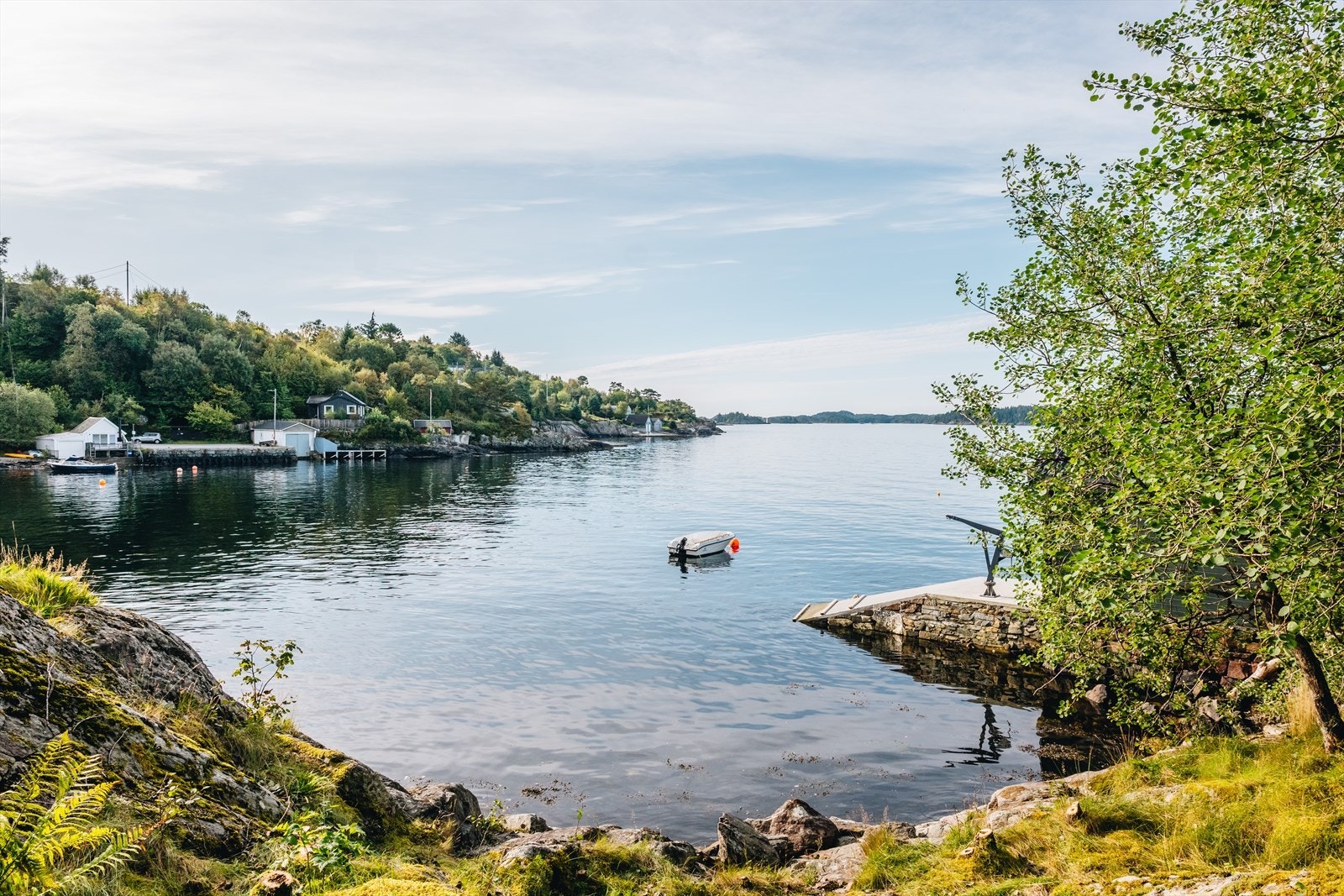 Stor og naturskjønn tomt med sjølinje. Galleribilde