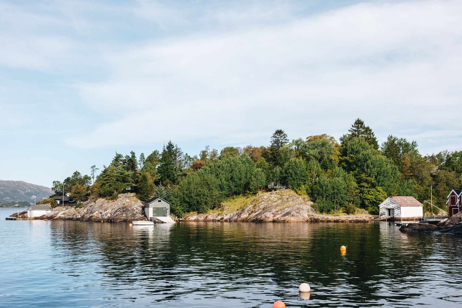 Beliggenheten gir en sjelden kombinasjon av ro, utsyn og natur - samtidig som du befinner deg i populære og barnevennlige omgivelser. Galleribilde
