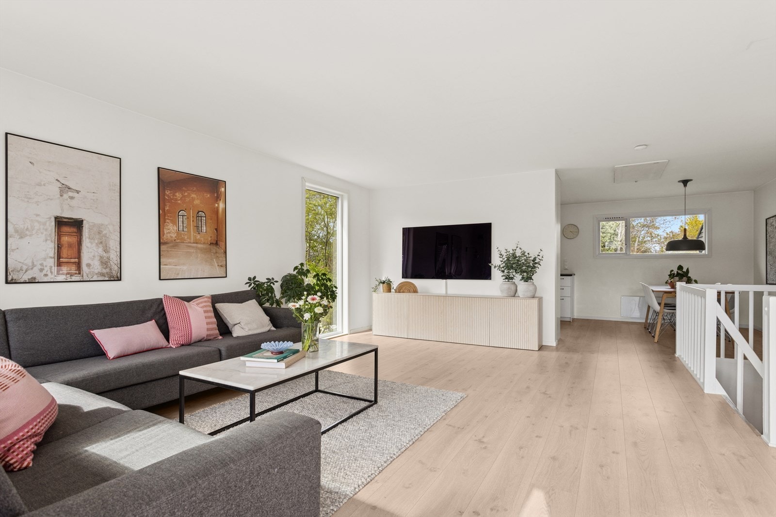 Den gode planløsningen gir plass til både sofagruppe og øvrig møblement. Leiligheten bærer preg av gode og gjennomtenkte material- og fargevalg i alle rom. Galleribilde