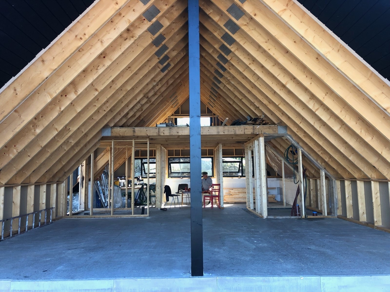 Hytta har en spennende planløsning, bilder tatt under oppføring Galleribilde