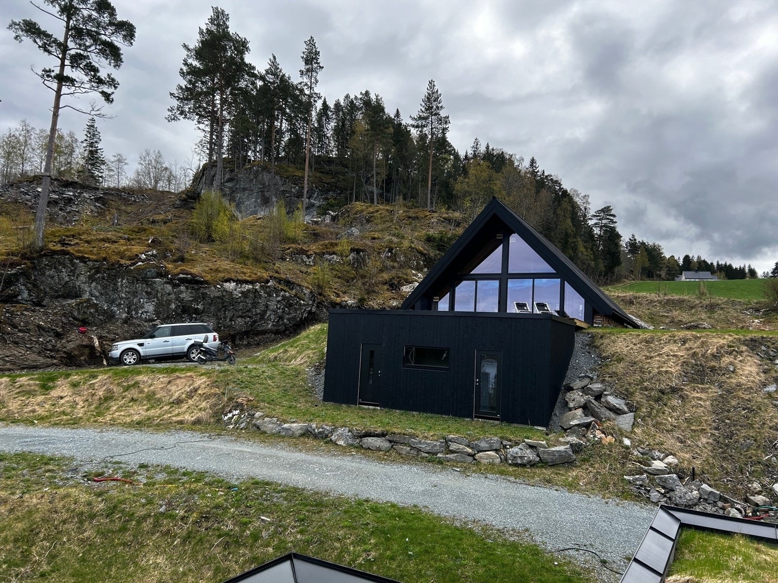 Ahytta med bod og parkeringsplass Galleribilde