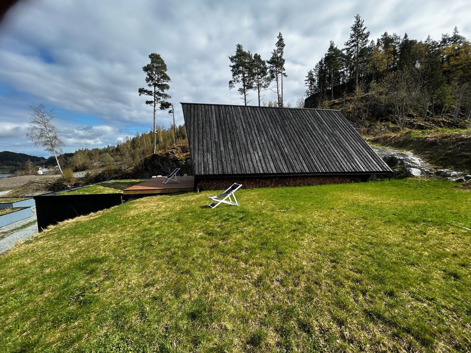 Ahytta med tilhørende bod og terrasse i front. Gode utearealer Galleribilde