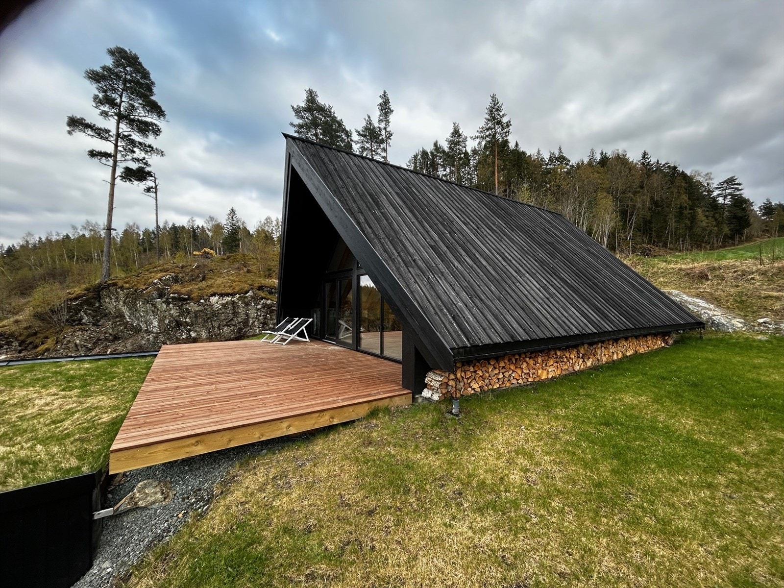 Ahytta med tilhørende bod og terrasse i front Galleribilde