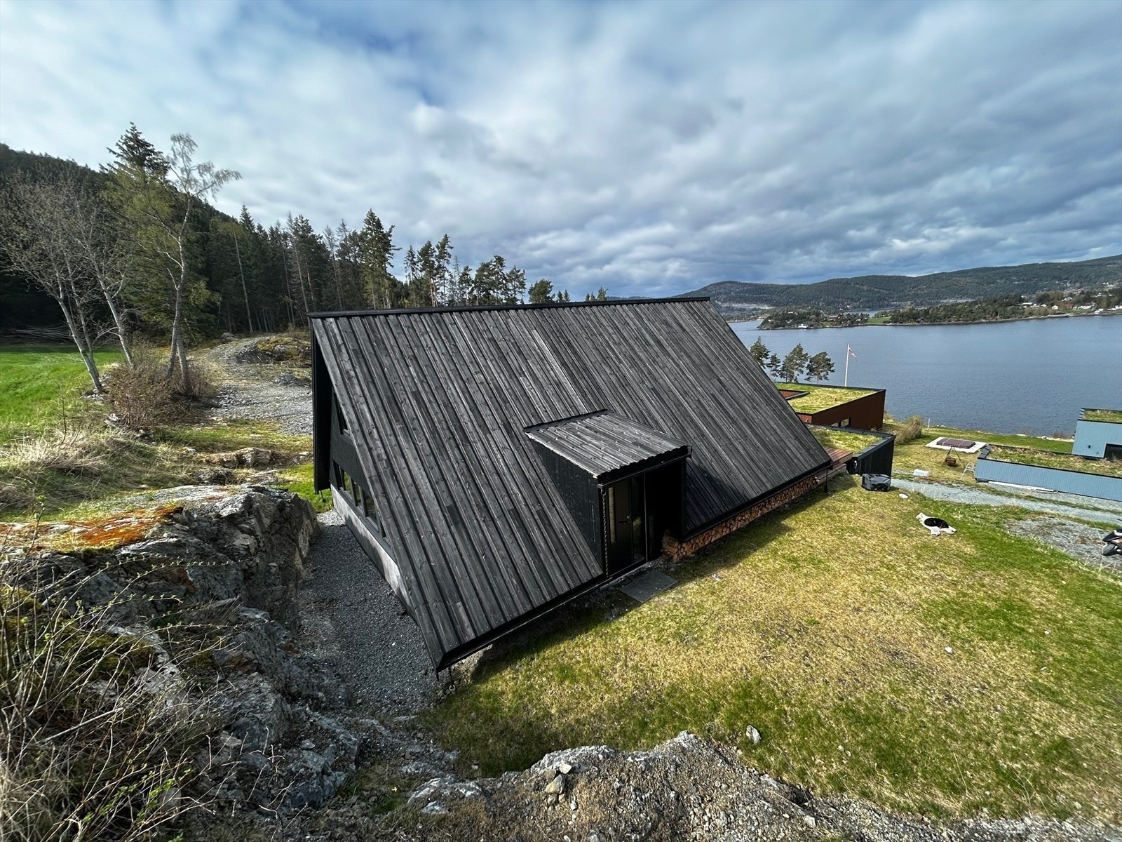 Hytta ligger godt plassert i feltet med flott utsikt Galleribilde