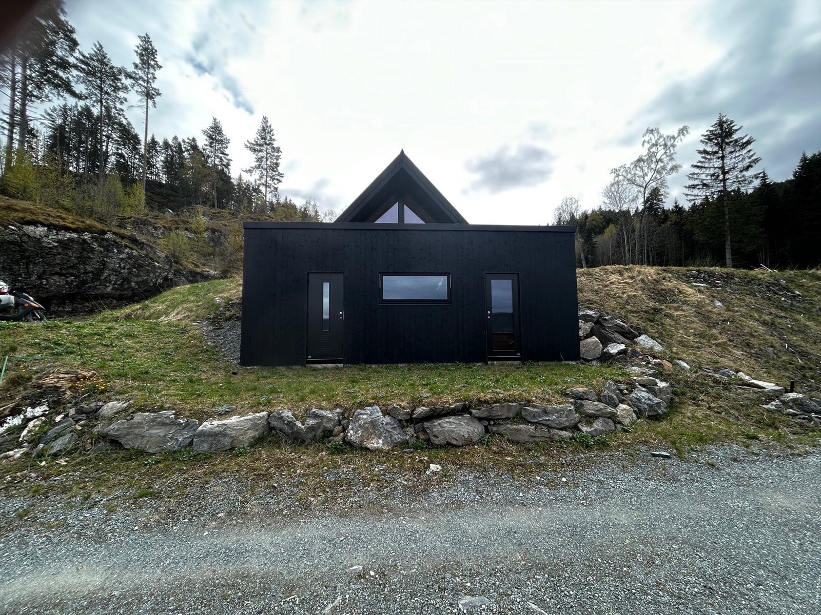 tilhørende bod i front av hytta. Galleribilde